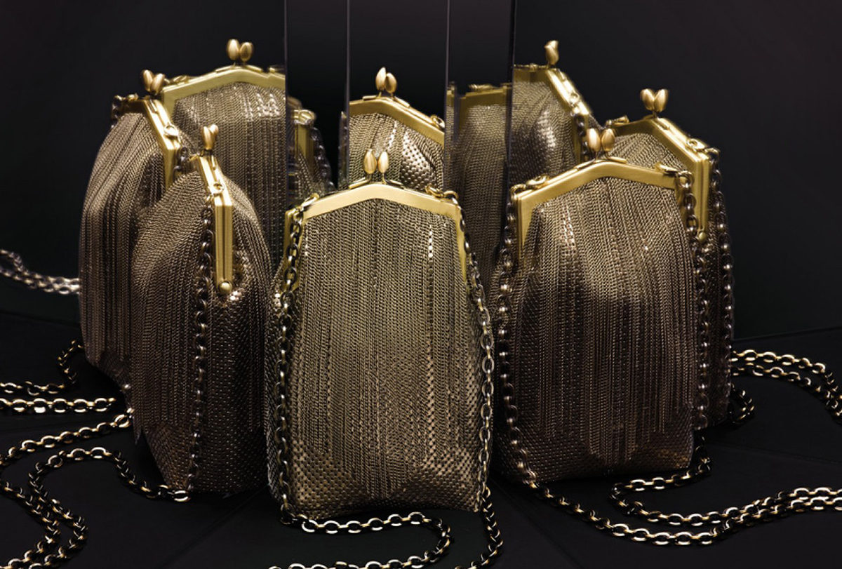 WD Whiting & Davis Mesh leather & gold handbag med reasonable price...