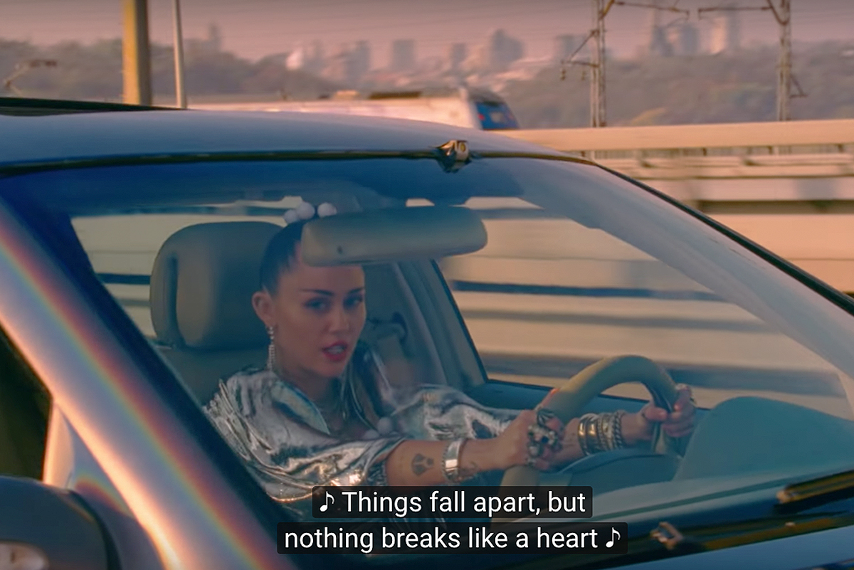 Mark ronson feat miley. Майли Сайрус nothing Breaks like. Майли Сайрус broken. Miley Cyrus Chase Police.